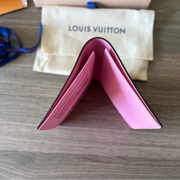 Louis Vuitton Monogram Wallet & Passport Holder LTD ED Vivienne Animation- Paris - Picture 11 of 17